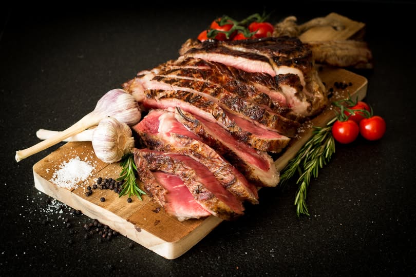 Gegrilde vleesspecialiteiten van ZWAARD op een houten plank